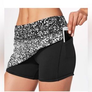 Lululemon black and white running tennis skirt built-in shorts size 6